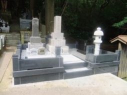 2012年5月～7月　寺院墓地にて　全面改修工事（石碑の磨き直し）