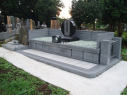 2005年8月～9月　寺院墓地にて　永代供養墓（合同墓）